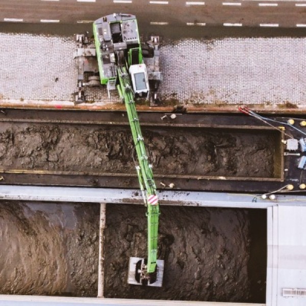 Transbordement de deux péniches à Tournai